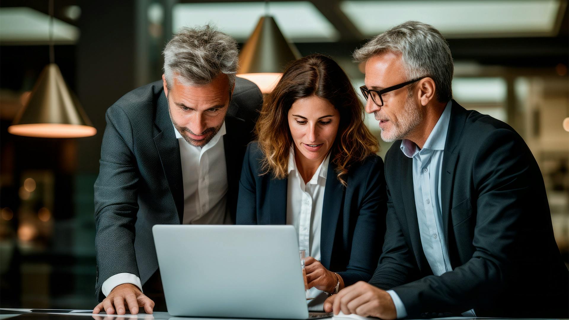 Tres ejecutivos profesionales trabajan en equipo que miran una computadora portátil analizando datos de banca financiera digital y gestión corporativa trabajando en la oficina en una reunión de grupo